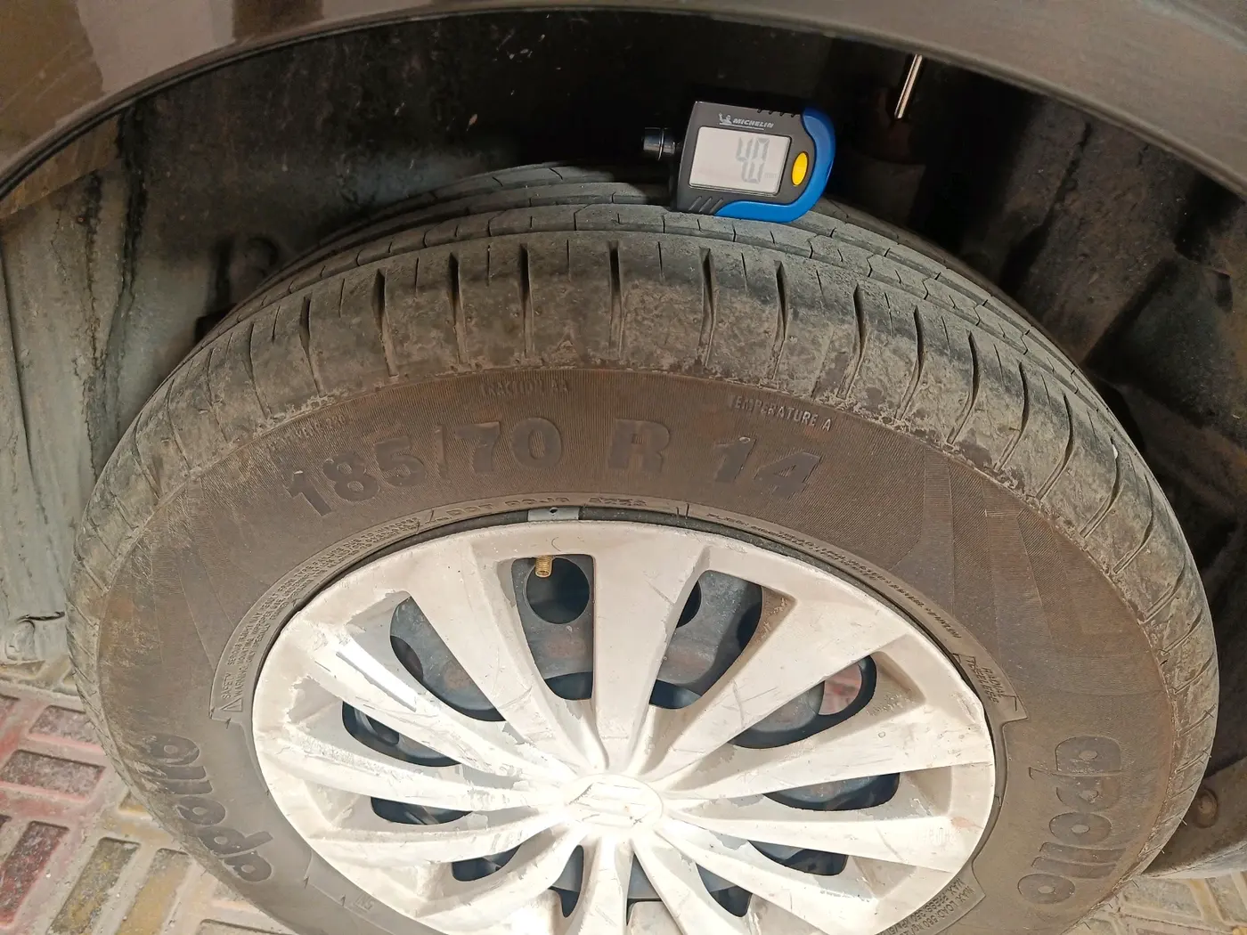 2015 Maruti Swift Dzire VDI ABS, Diesel, Manual, 1,83,017 km, tyre