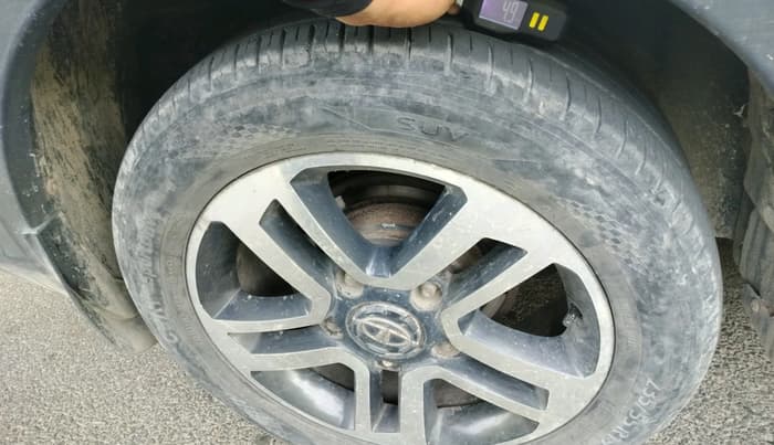 2017 Tata Hexa XTA 4X2 7 STR, Diesel, Automatic, 1,23,977 km, tyre