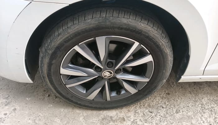 2022 Skoda SLAVIA STYLE 1.0L TSI MT, Petrol, Manual, 37,666 km, tyre