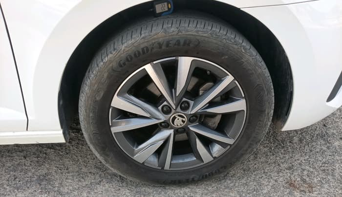 2022 Skoda SLAVIA STYLE 1.0L TSI MT, Petrol, Manual, 37,666 km, tyre