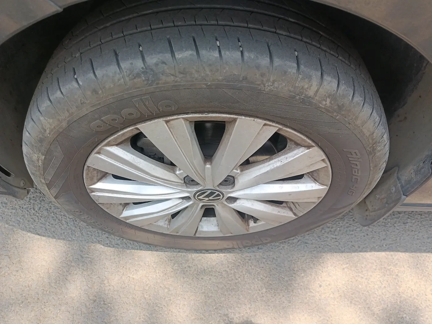 2024 Volkswagen VIRTUS HIGHLINE TSI 1.0 AT, Petrol, Automatic, 25,000 km, tyre