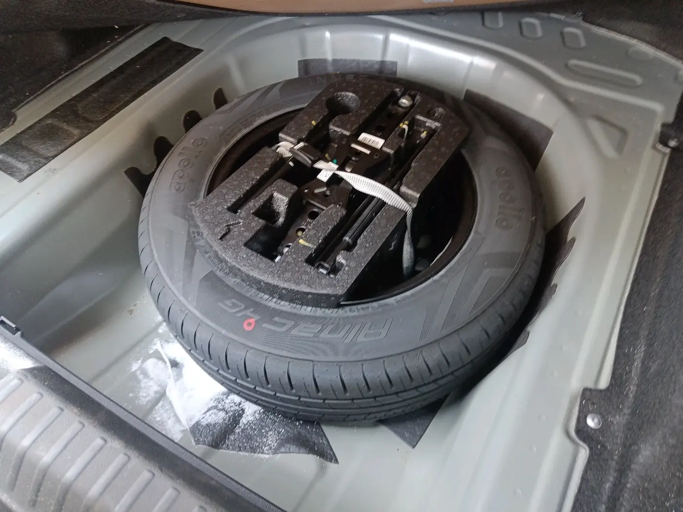 2024 Volkswagen VIRTUS HIGHLINE TSI 1.0 AT, Petrol, Automatic, 25,000 km, tyre