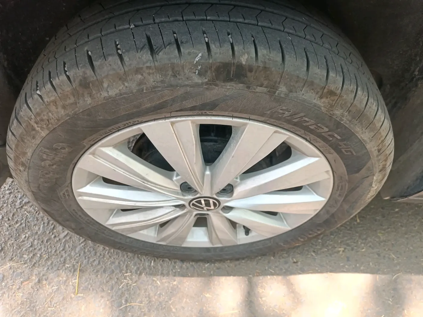 2024 Volkswagen VIRTUS HIGHLINE TSI 1.0 AT, Petrol, Automatic, 25,000 km, tyre