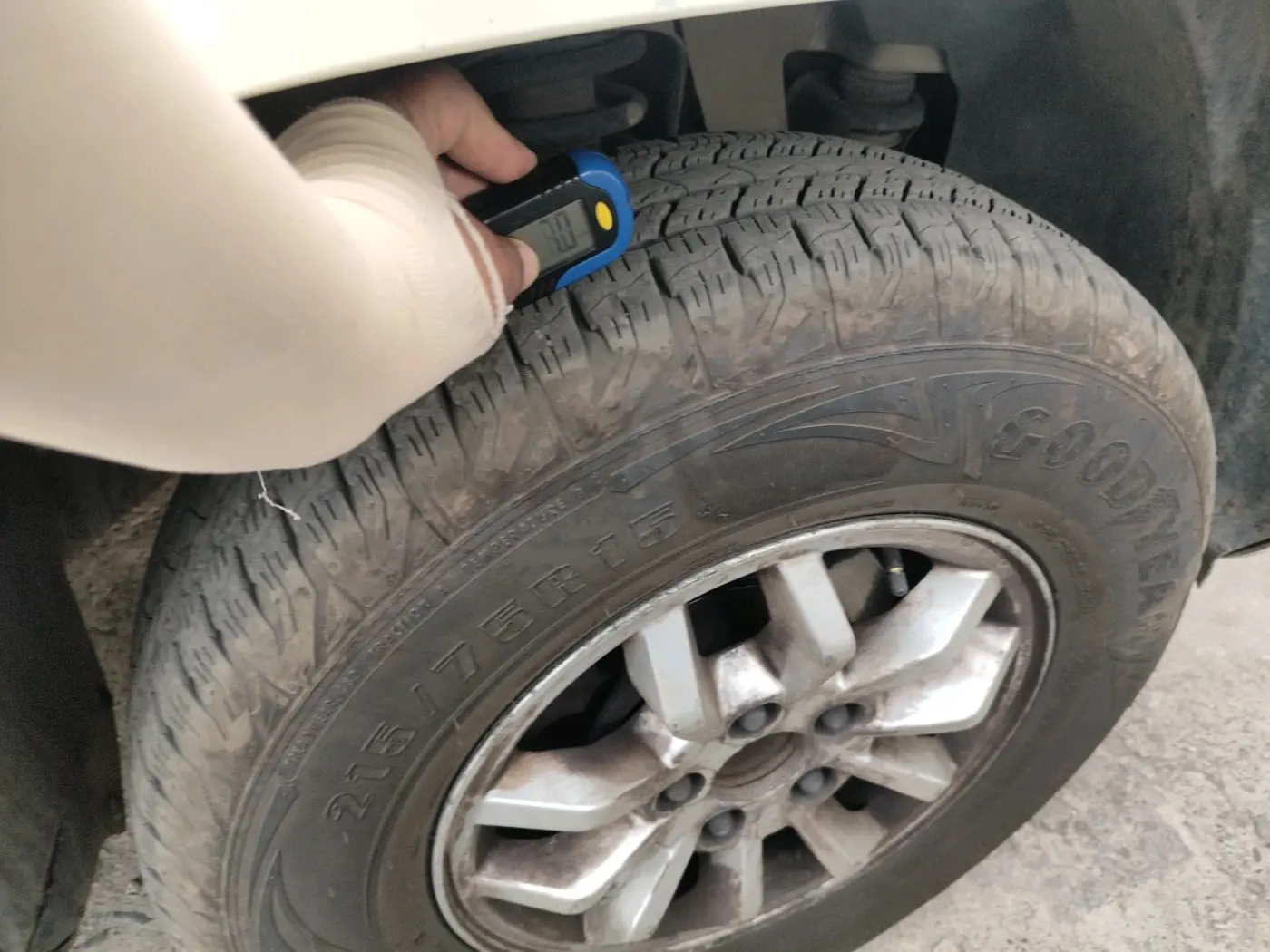 2015 Mahindra TUV300 T8, Diesel, Manual, 1,32,636 km, tyre
