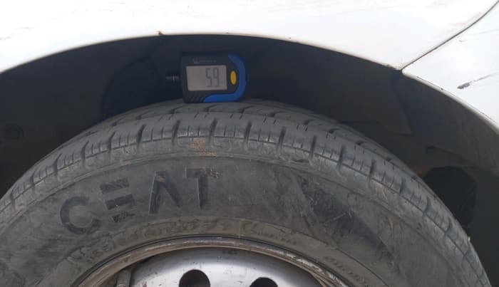 2015 Hyundai i10 MAGNA 1.1, CNG, Manual, 1,30,247 km, tyre