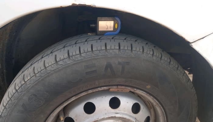 2015 Hyundai i10 MAGNA 1.1, CNG, Manual, 1,30,247 km, tyre