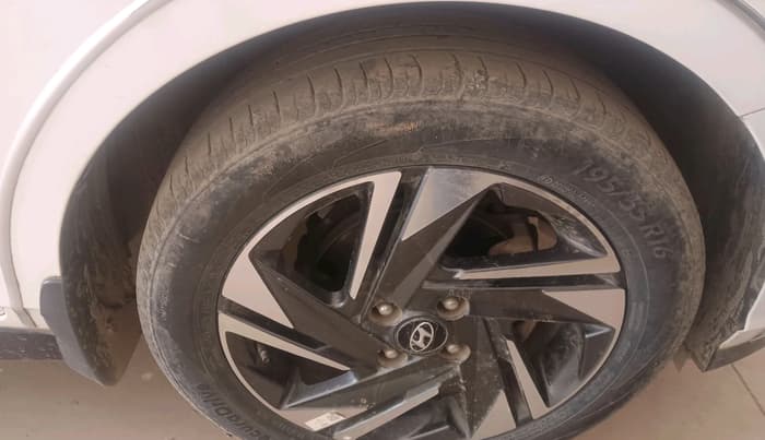 2023 Hyundai NEW I20 ASTA 1.2 MT, Petrol, Manual, 52,407 km, tyre