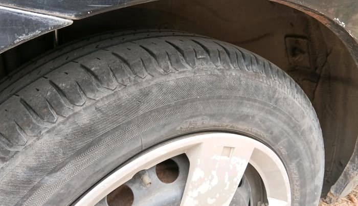 2010 Chevrolet Aveo LS 1.4, Petrol, Manual, 1,54,822 km, tyre