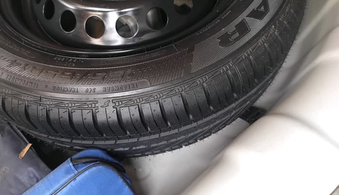 2017 Hyundai Xcent E+, Petrol, Manual, 1,18,682 km, tyre