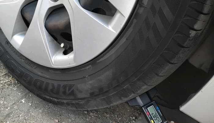 2017 Hyundai Xcent E+, Petrol, Manual, 1,18,682 km, tyre
