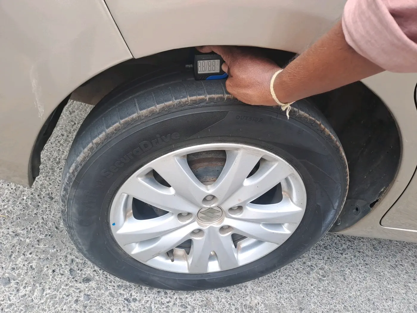 2014 Maruti Ertiga VXI CNG, CNG, Manual, 93,936 km, tyre