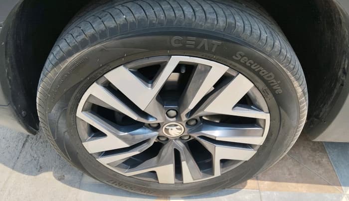 2025 Skoda Kylaq Prestige AT, Petrol, Automatic, 11,076 km, tyre