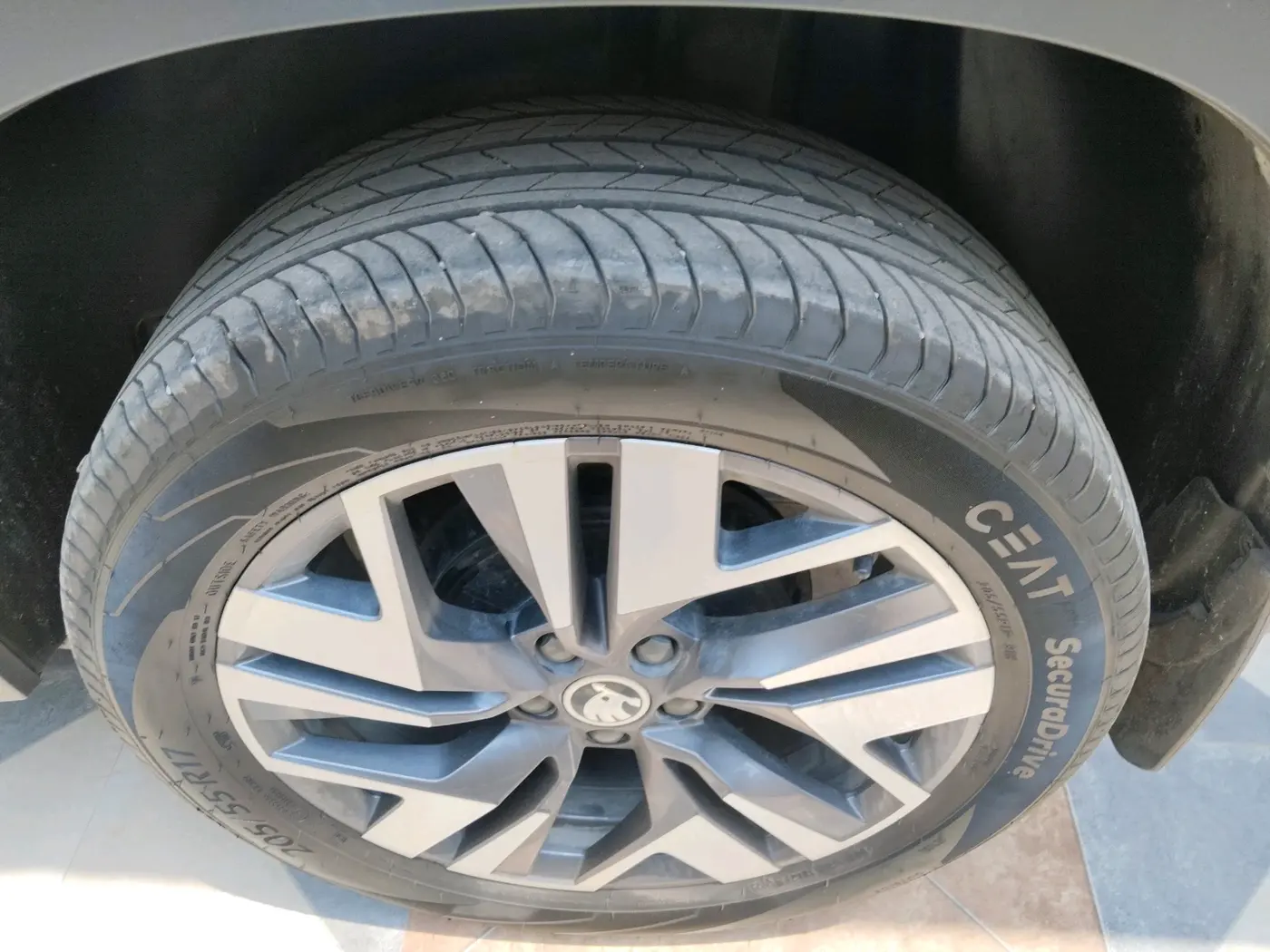 2025 Skoda Kylaq Prestige AT, Petrol, Automatic, 11,076 km, tyre