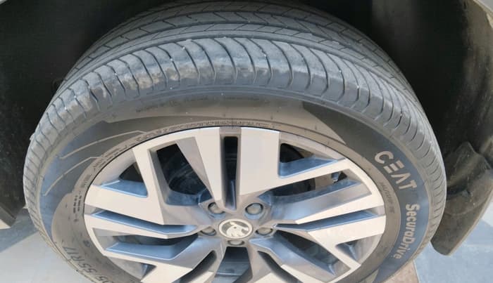 2025 Skoda Kylaq Prestige AT, Petrol, Automatic, 11,076 km, tyre