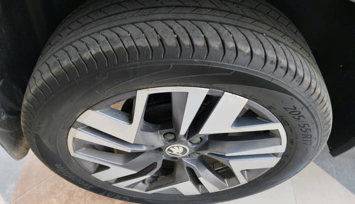 2025 Skoda Kylaq Prestige AT, Petrol, Automatic, 11,076 km, tyre