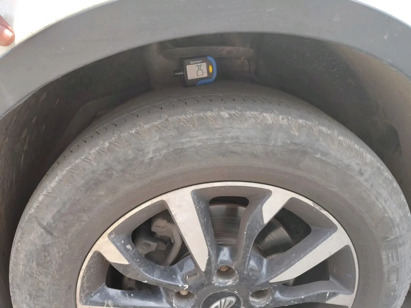 2018 Mahindra XUV500 W11, Diesel, Manual, 2,66,192 km, tyre