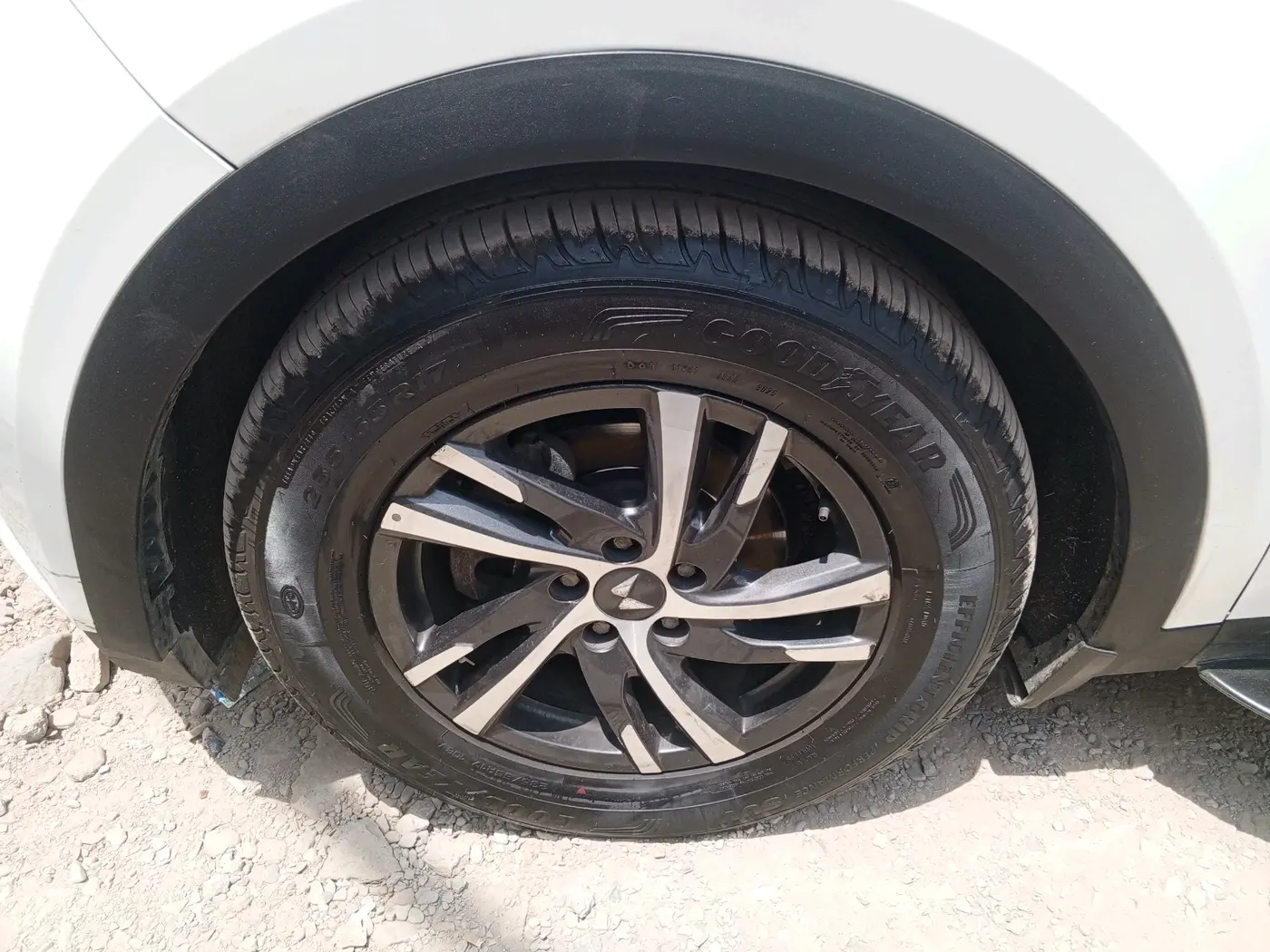 2022 Mahindra XUV700 AX 5 P MT 5 STR, Petrol, Manual, 66,972 km, tyre