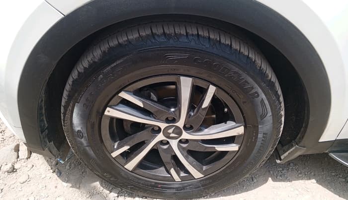 2022 Mahindra XUV700 AX 5 P MT 5 STR, Petrol, Manual, 66,972 km, tyre