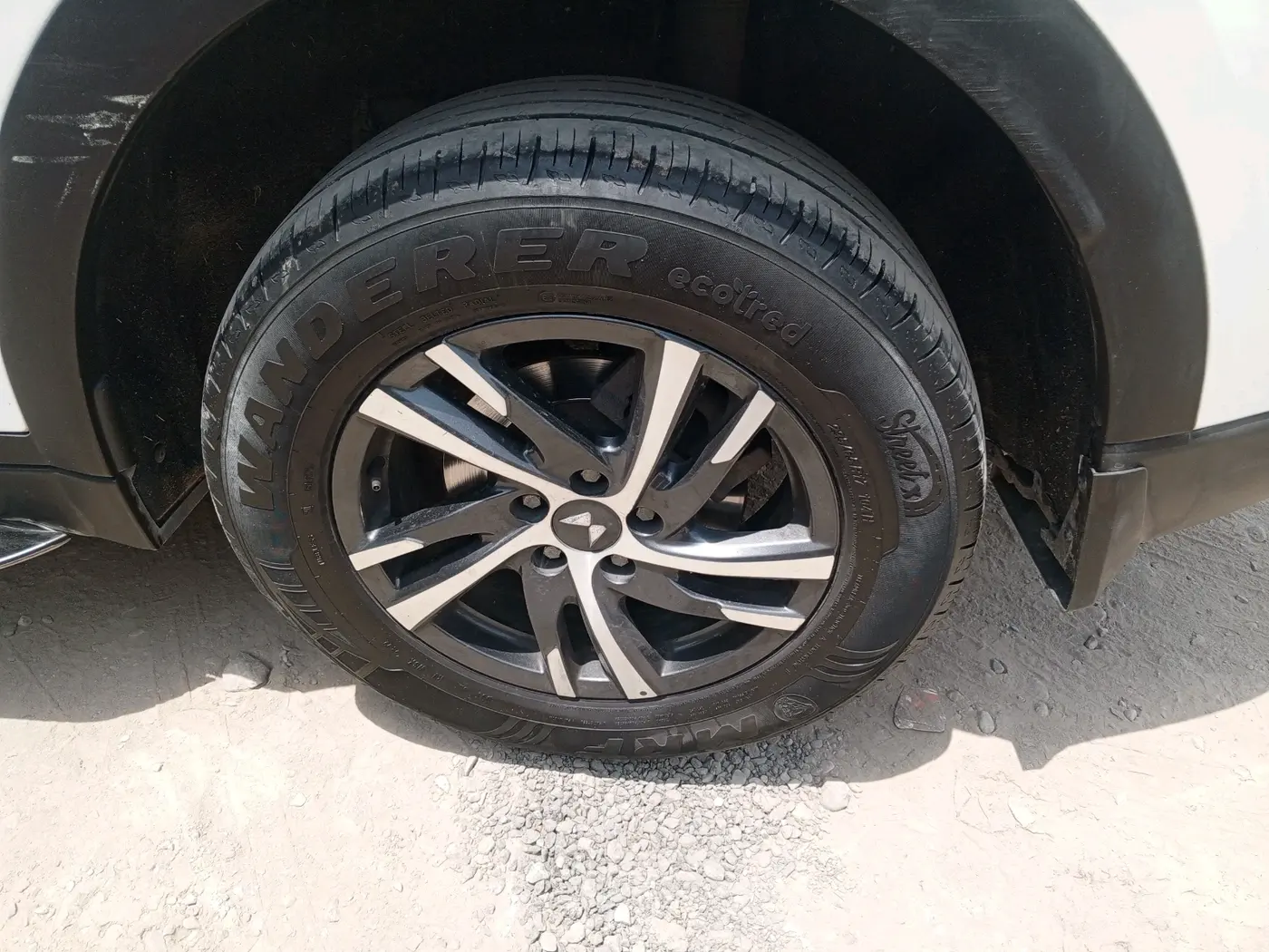 2022 Mahindra XUV700 AX 5 P MT 5 STR, Petrol, Manual, 66,972 km, tyre