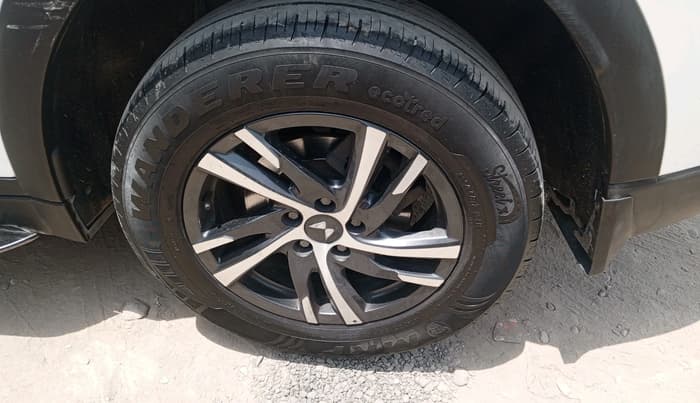 2022 Mahindra XUV700 AX 5 P MT 5 STR, Petrol, Manual, 66,972 km, tyre