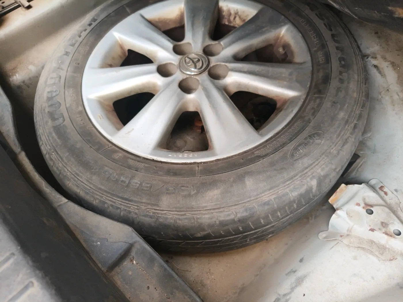 2011 Toyota Corolla AE111 AT, CNG, Automatic, 1,74,836 km, tyre