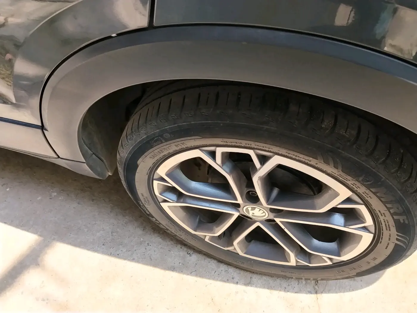 2022 Skoda KUSHAQ STYLE 1.0L TSI AT, Petrol, Automatic, 1,07,379 km, tyre