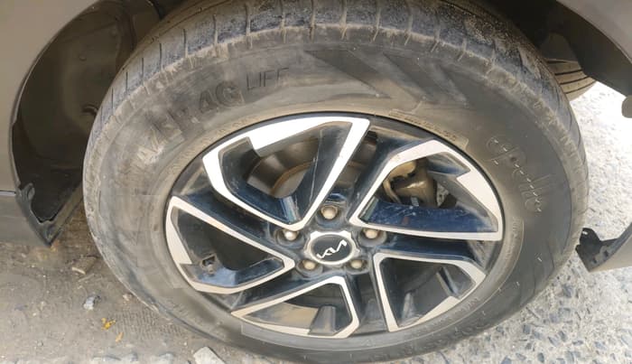 2022 KIA CARENS LUXURY PLUS 1.5 DIESEL 7 STR, Diesel, Manual, 1,17,400 km, tyre