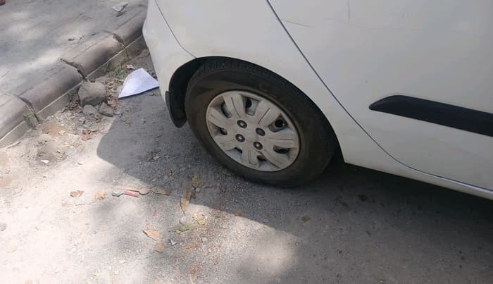 2013 Hyundai i10 MAGNA 1.1, CNG, Manual, 1,60,136 km, tyre