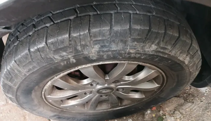 2017 Mahindra XUV500 W10, Diesel, Manual, 1,63,319 km, tyre