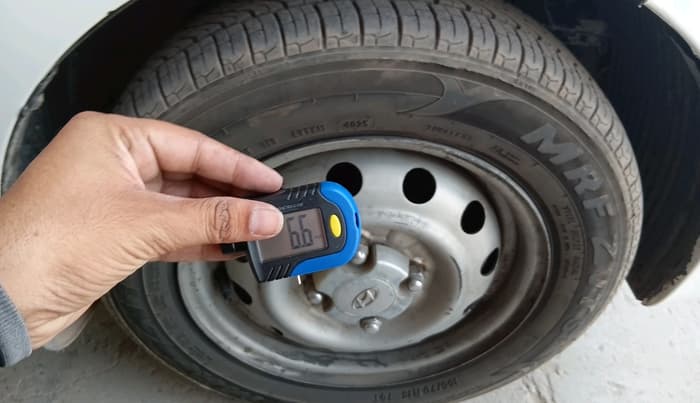 2017 Hyundai Eon ERA + SE, CNG, Manual, 82,699 km, tyre