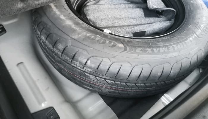 2023 KIA SELTOS HTX PETROL 1.5, Petrol, Manual, 13,897 km, tyre