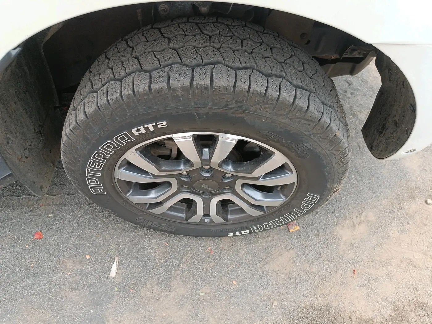 2019 Ford Endeavour TITANIUM PLUS 2.2 4X2 AT SUNROOF, Diesel, Automatic, 2,30,166 km, tyre