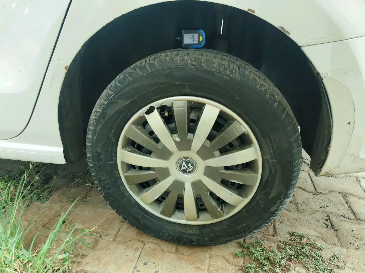 2011 Volkswagen Vento TRENDLINE 1.6, Petrol, Manual, 1,08,977 km, tyre