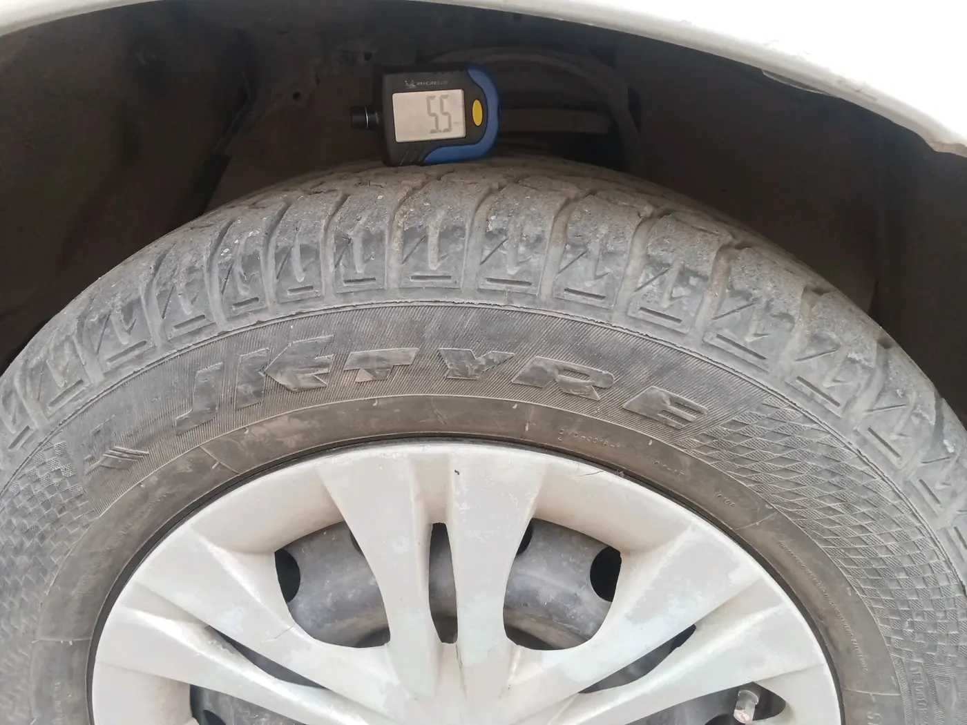 2011 Toyota Innova 2.5 G4 8 STR, Diesel, Manual, 1,44,237 km, tyre