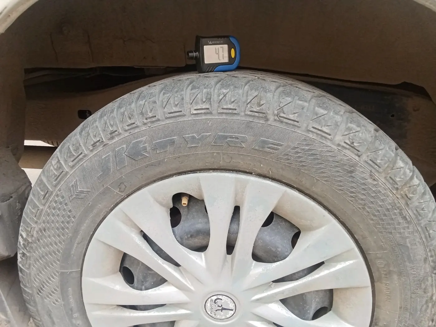 2011 Toyota Innova 2.5 G4 8 STR, Diesel, Manual, 1,44,237 km, tyre