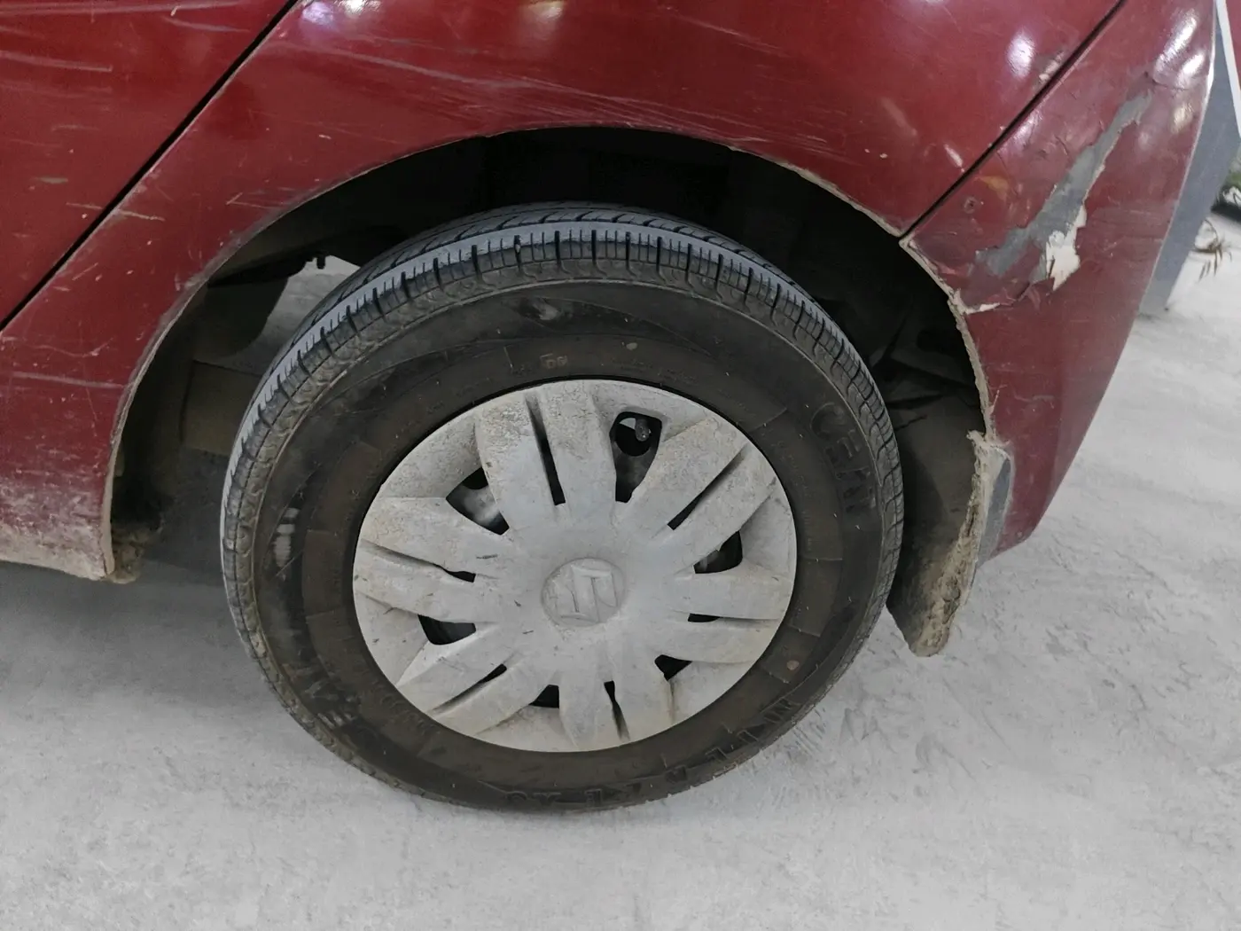 2013 Hyundai Eon ERA +, CNG, Manual, 1,10,528 km, tyre