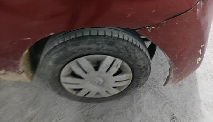 2013 Hyundai Eon ERA +, CNG, Manual, 1,10,528 km, tyre