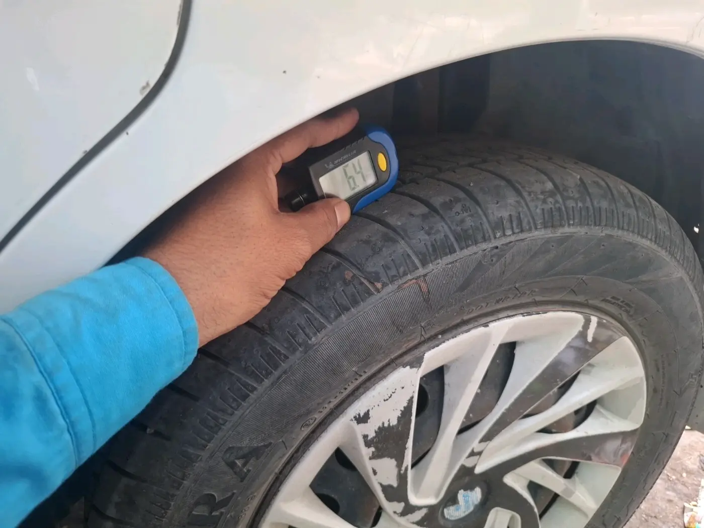 2016 Maruti Ertiga VXI, Petrol, Manual, 32,000 km, tyre