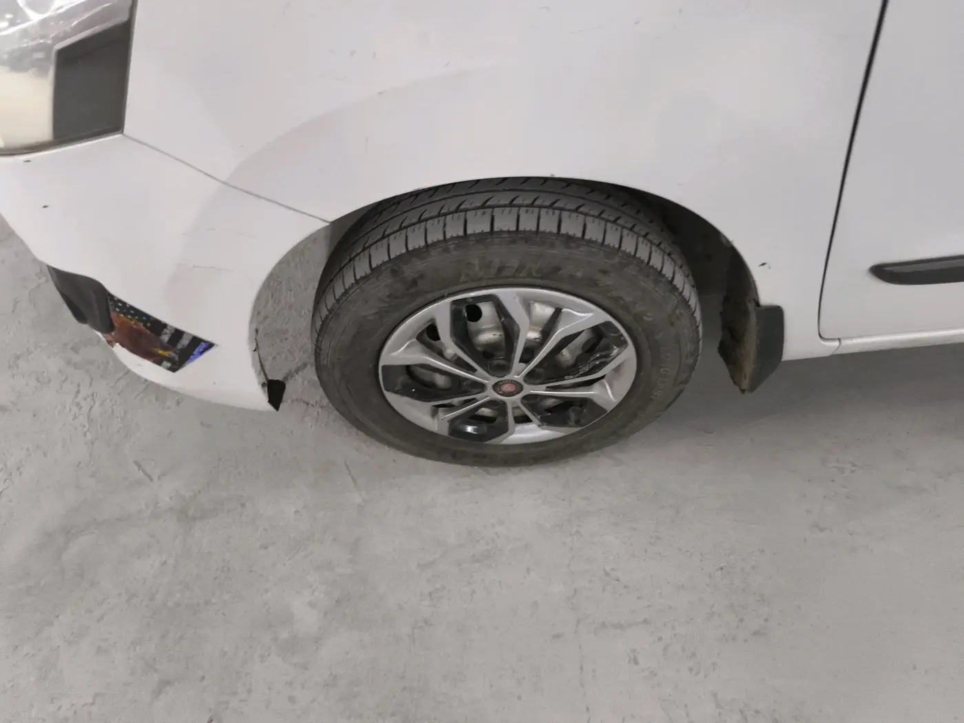 2013 Maruti Wagon R 1.0 LXI CNG, CNG, Manual, 84,233 km, tyre
