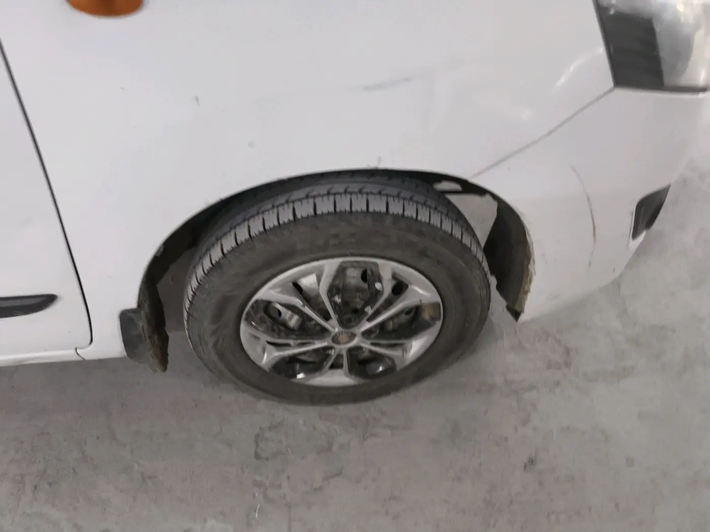 2013 Maruti Wagon R 1.0 LXI CNG, CNG, Manual, 84,233 km, tyre