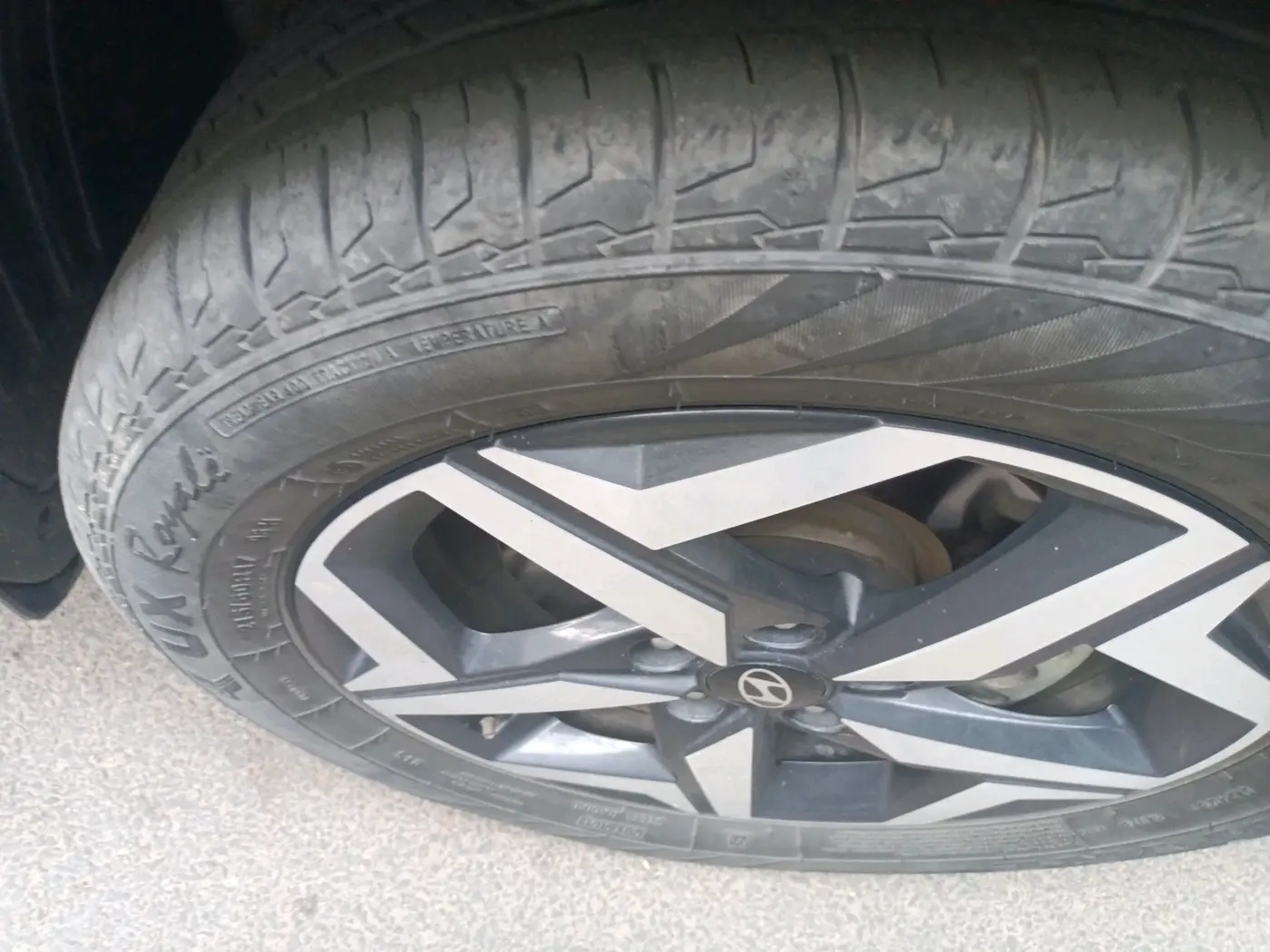 2024 Hyundai ALCAZAR PRESTIGE 1.5 TURBO PETROL MT 7STR, Petrol, Manual, 33,217 km, tyre
