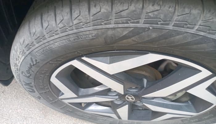 2024 Hyundai ALCAZAR PRESTIGE 1.5 TURBO PETROL MT 7STR, Petrol, Manual, 33,217 km, tyre