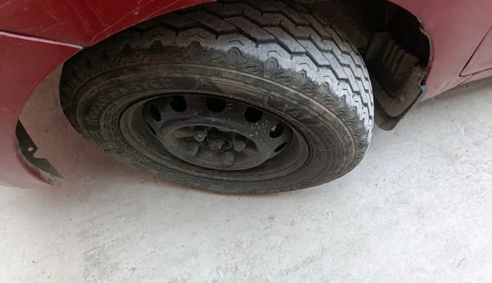2015 Hyundai Eon ERA +, CNG, Manual, 1,01,276 km, tyre