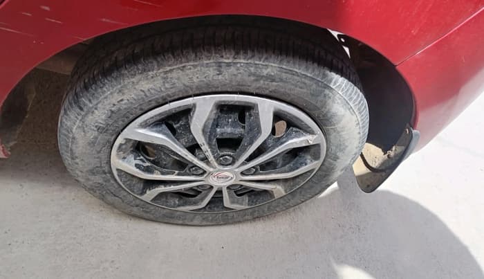 2015 Hyundai Eon ERA +, CNG, Manual, 1,01,276 km, tyre