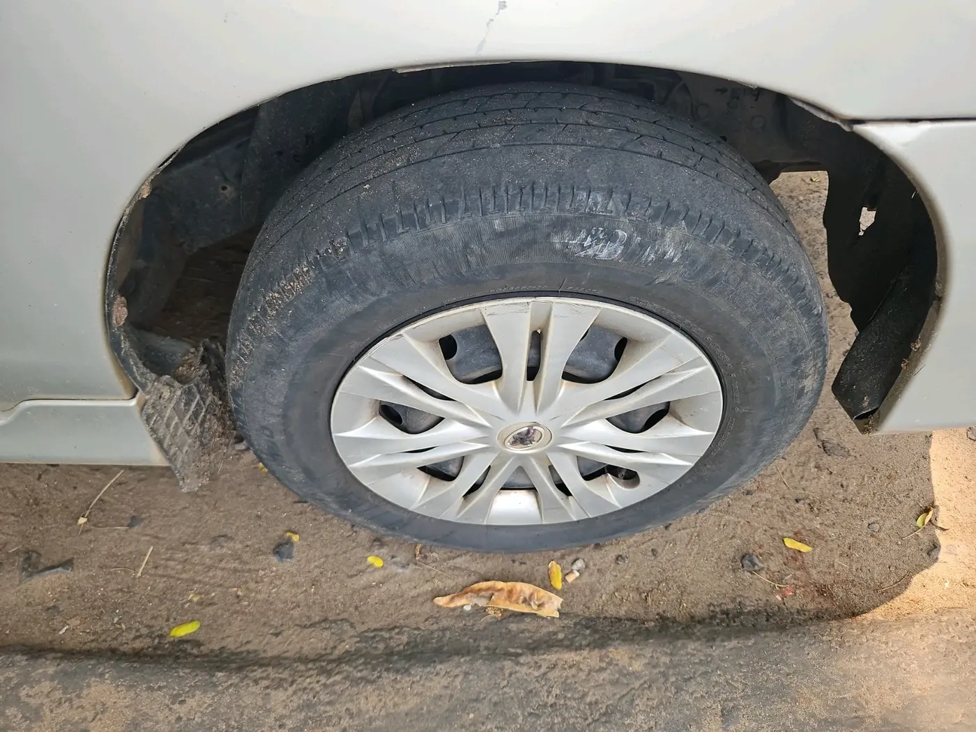 2015 Toyota Innova 2.5 GX 8 STR, Diesel, Manual, 2,47,443 km, tyre