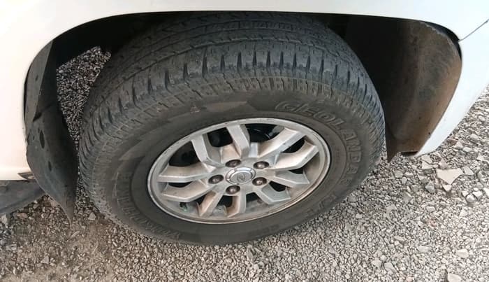 2017 Mahindra TUV300 T8, Diesel, Manual, 3,15,782 km, tyre