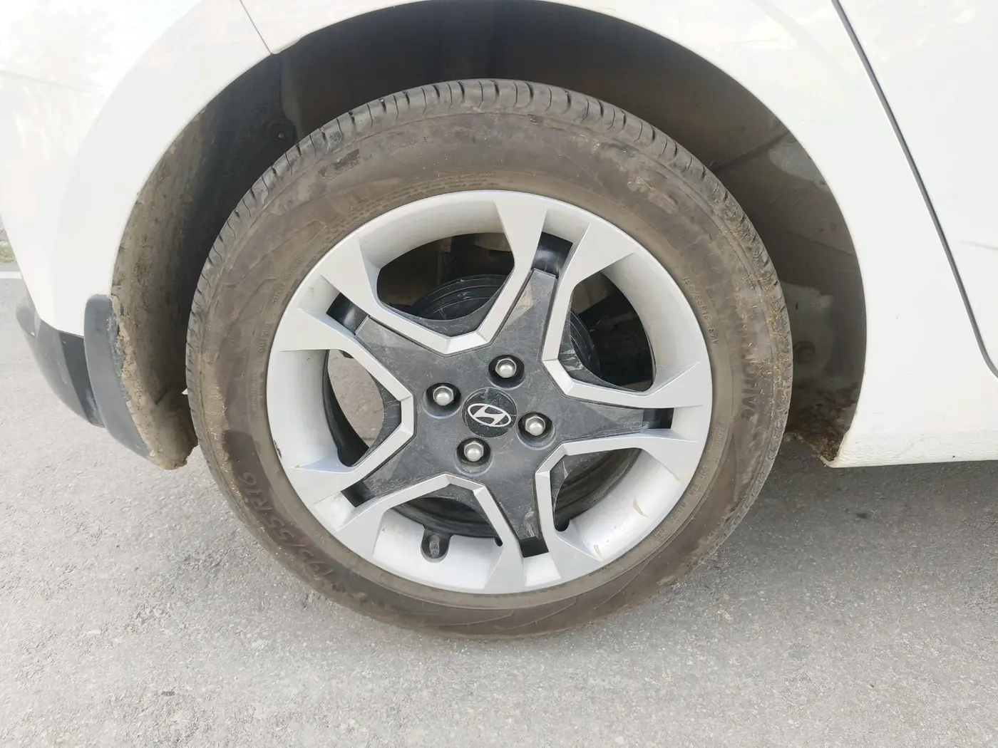 2025 Hyundai NEW I20 Sportz (O) 1.2 IVT, Petrol, Automatic, 4,740 km, tyre