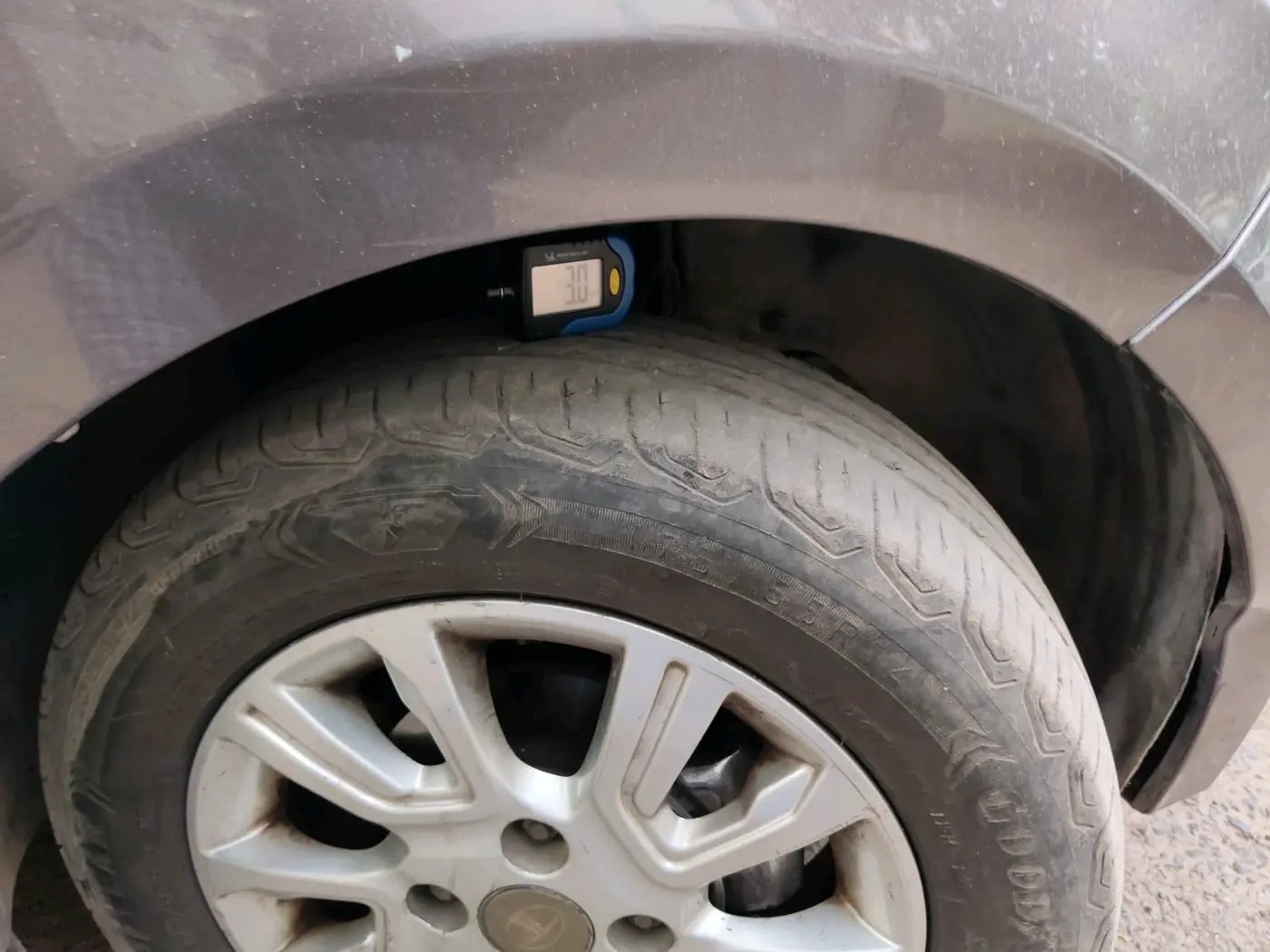 2018 Tata Tiago XZA PETROL, Petrol, Automatic, 1,24,902 km, tyre
