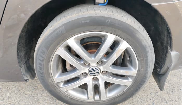 2014 Volkswagen Jetta HIGHLINE TDI, Diesel, Manual, 2,00,085 km, tyre