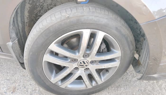 2014 Volkswagen Jetta HIGHLINE TDI, Diesel, Manual, 2,00,085 km, tyre